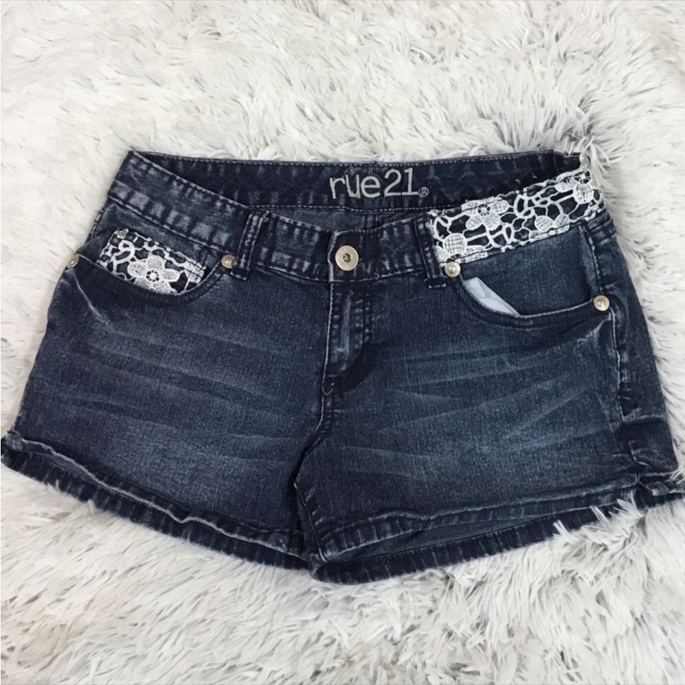 Rue 21 Curvy 7/8 short with floral lace detail no stains or tears